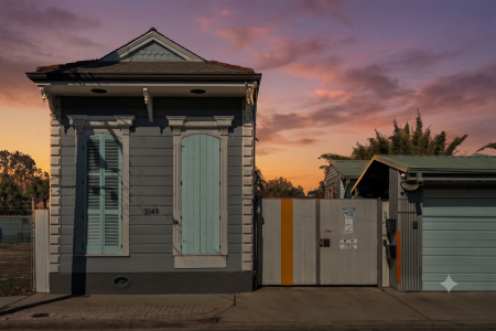 Classic New Orleans façade w/ its own private entry.

